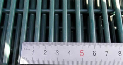 Measure 358 mesh size by a ruler, mesh size height 12.6 mm