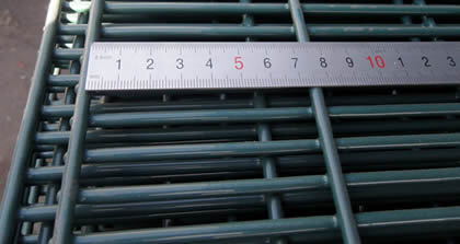 Measure 358 mesh size by a ruler, mesh size length 76.2 mm