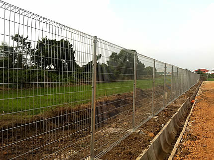 Several roll top fencings are installed on the construction site.