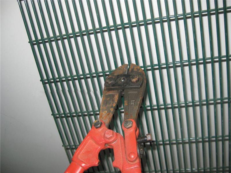 A green 3510 mesh fence with small mesh size is anti-cutting.