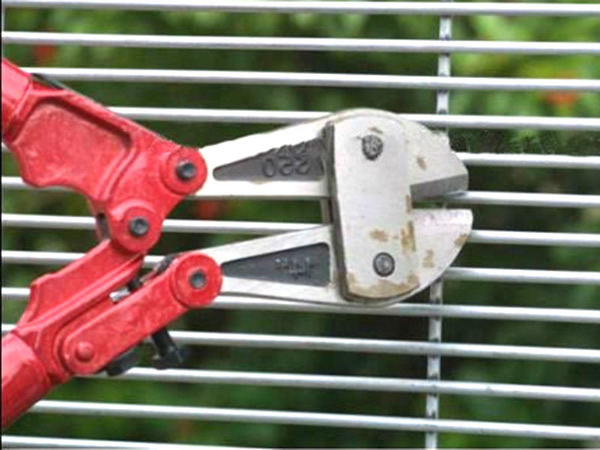 358 mesh fencing with dense mesh size has anti-cutting feature.